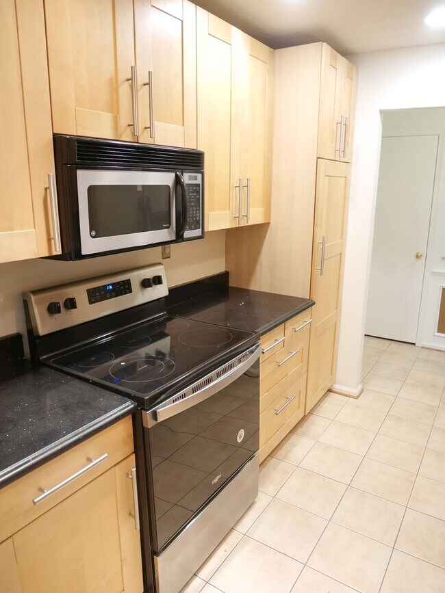 Building Photo - RENT SPECIAL - 1/2 SECOND MONTHS RENT - Charming Condo in Gaithersburg, MD