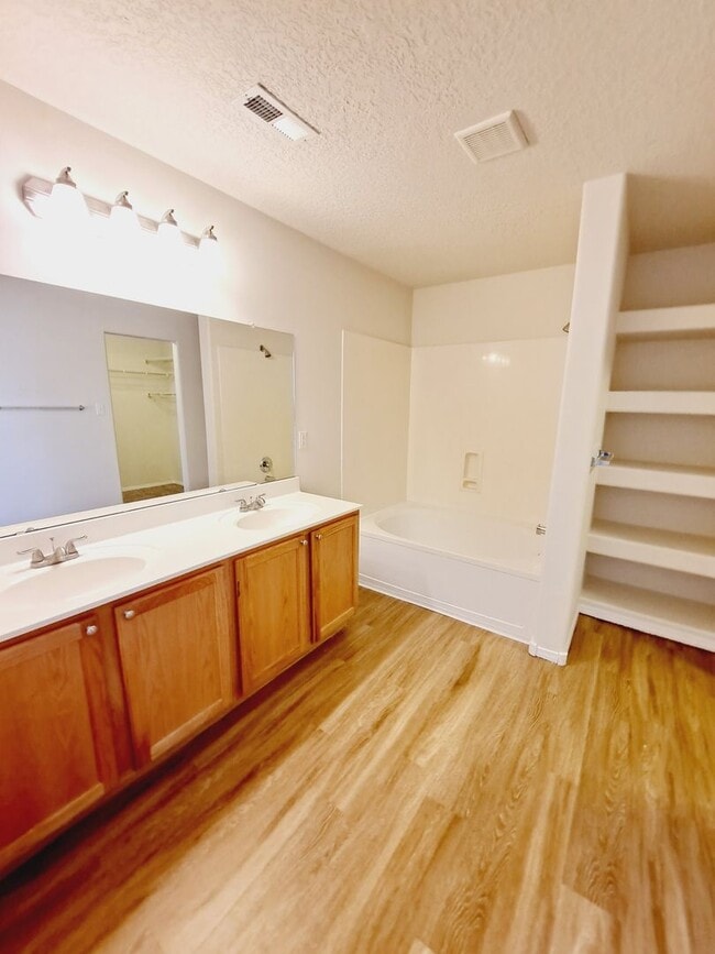 Building Photo - 3 bed 2 bath 1575 sq ft home
