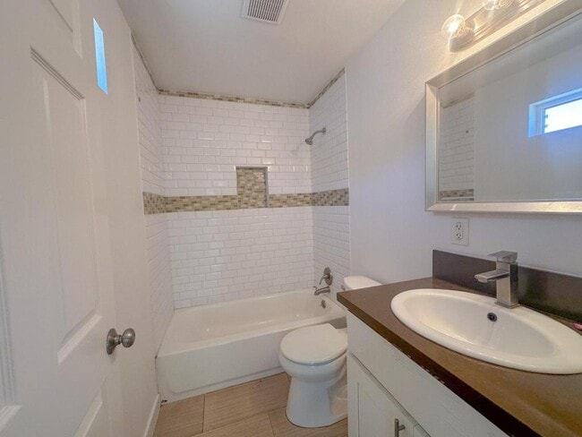 Building Photo - 1241 1/2 Saint Anne Pl
