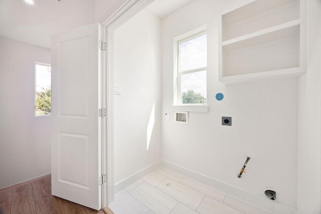 Building Photo - 1737 Mary St