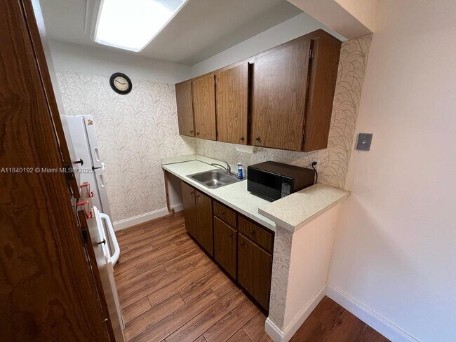 Building Photo - 7160 Fairway Dr
