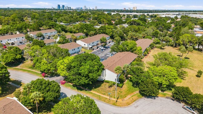Building Photo - Absolutely stunning executive 2/1.5 townhome in South Tampa