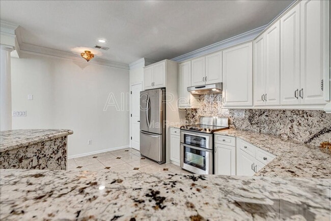 Building Photo - 1033 Pinehurst Dr