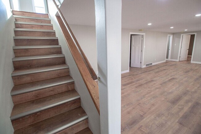 Building Photo - 715 Bluffdale Dr