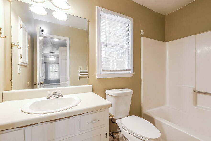 Building Photo - 2432 Hillboro Cir S W