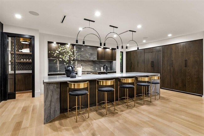 Building Photo - 4280 Shorecrest Dr