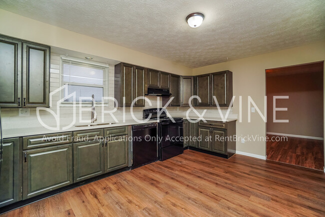Building Photo - 463 Sherwood Downs S