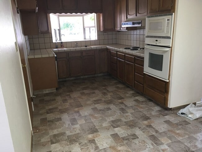 Building Photo - 62 Young Dr