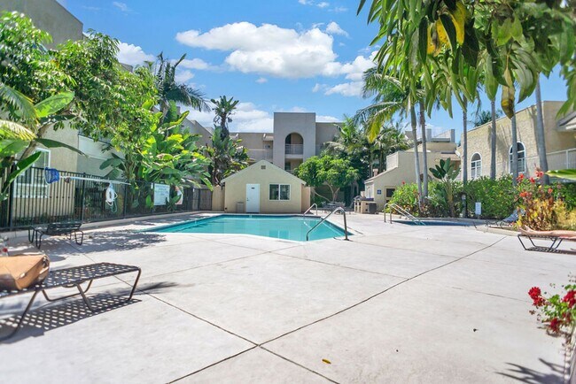 Building Photo - Great 2/1 condo close to SDSU and Colina D...