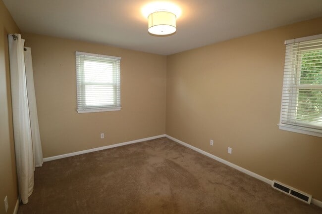 Building Photo - 2815 Ashwood Dr