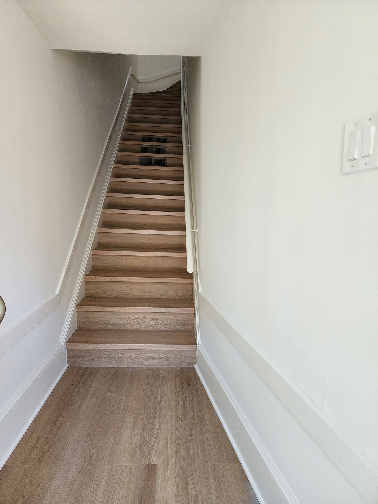 Building Photo - 521 18th Ave