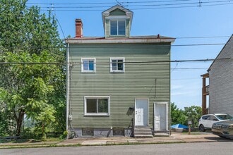 Building Photo - 4 bed 1 bath - all updated, central air, l...