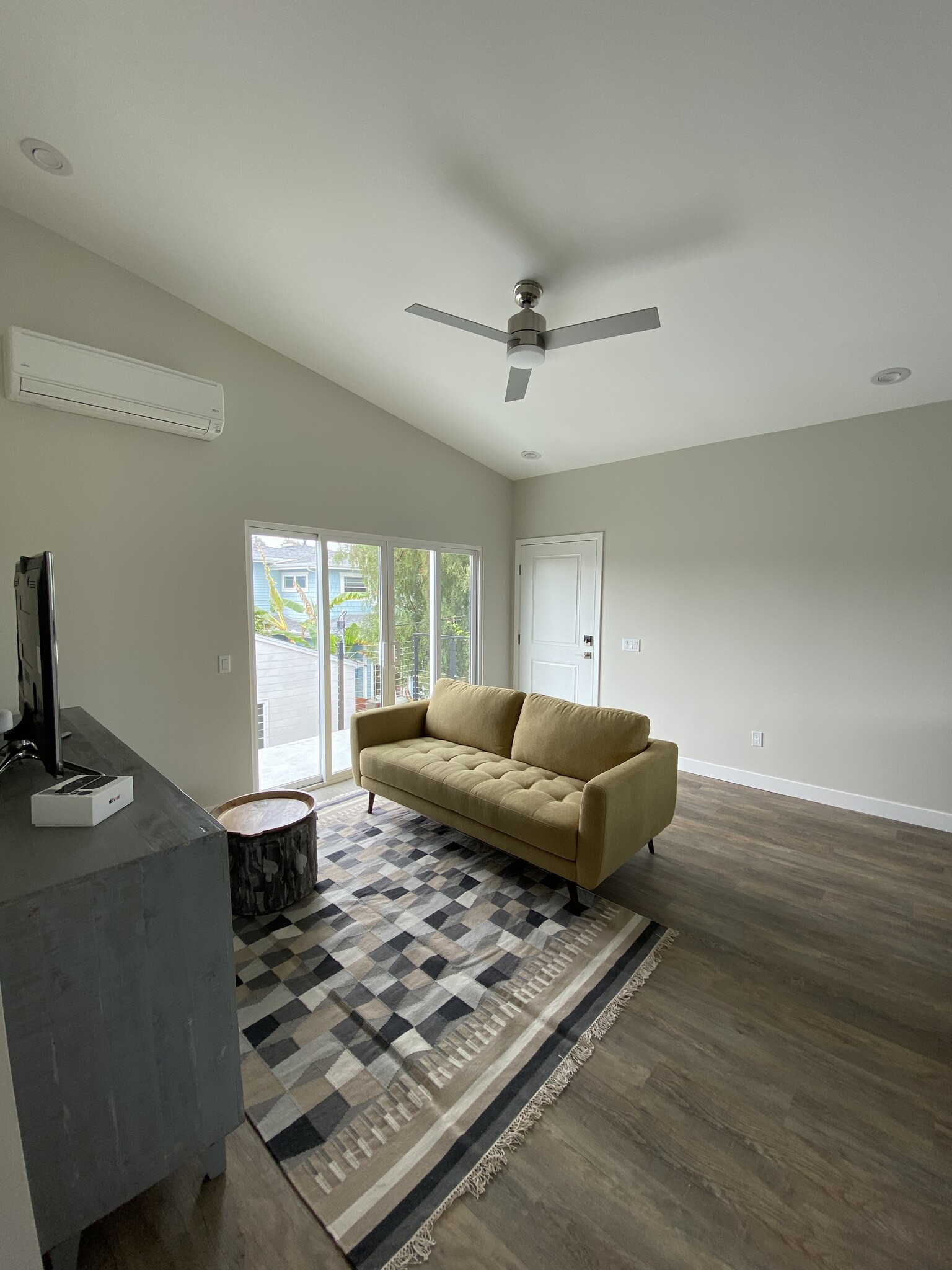 Livingroom - 3662 Quimby St