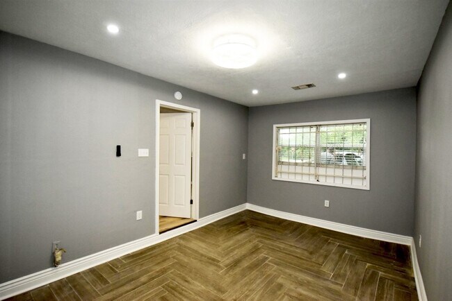 Building Photo - 10213 Fairland Dr