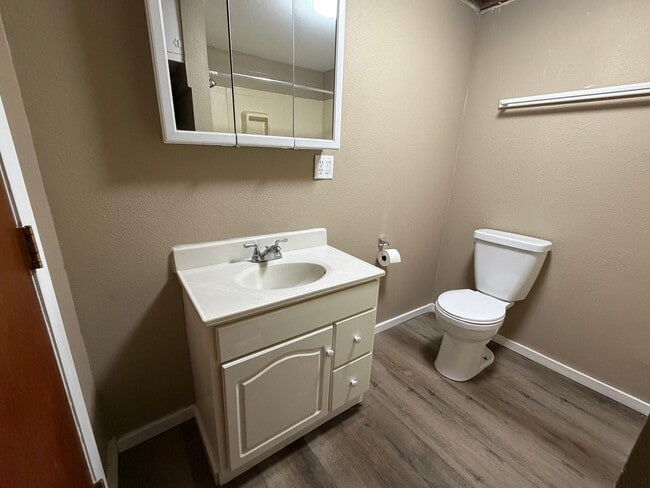 Building Photo - 2920 NE Riverside Ave