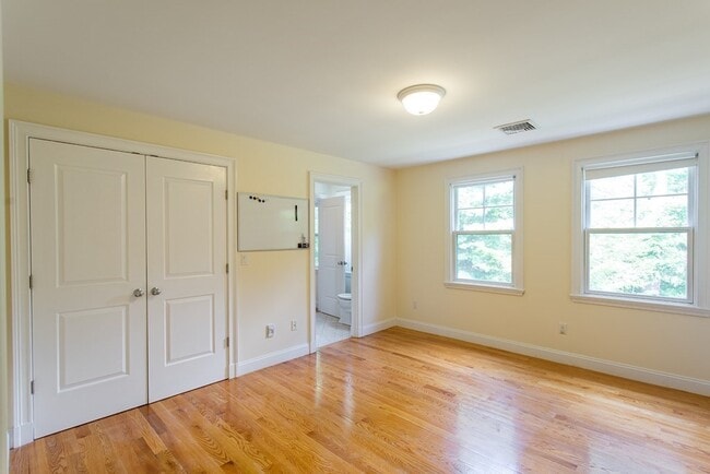 Building Photo - 11 Green St