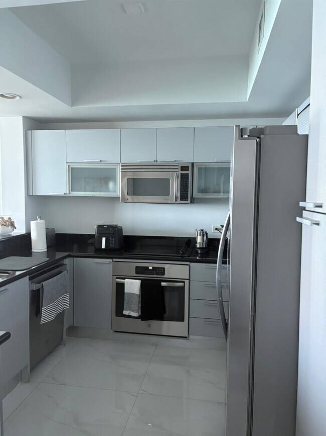 Building Photo - 2650 Lake Shore Dr