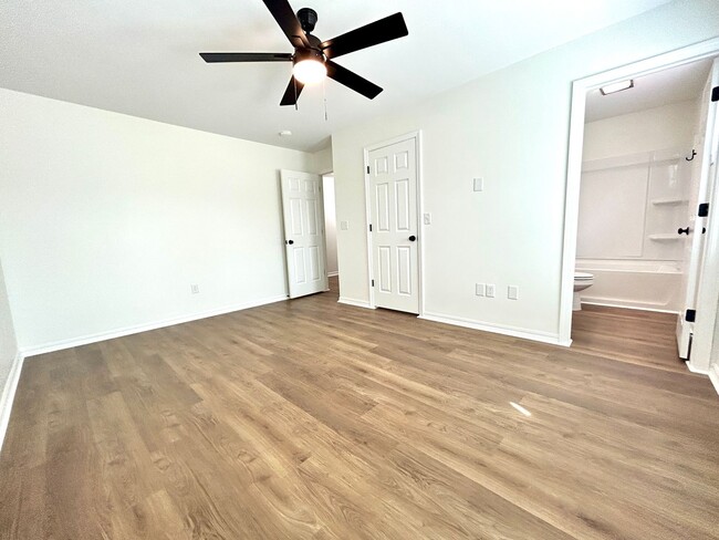 Building Photo - Well appointed 2 bed, 2.5 bath Townhouse Partial Utilities Included!