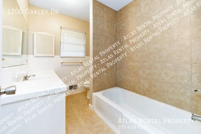 Building Photo - 1200 Oakley Dr