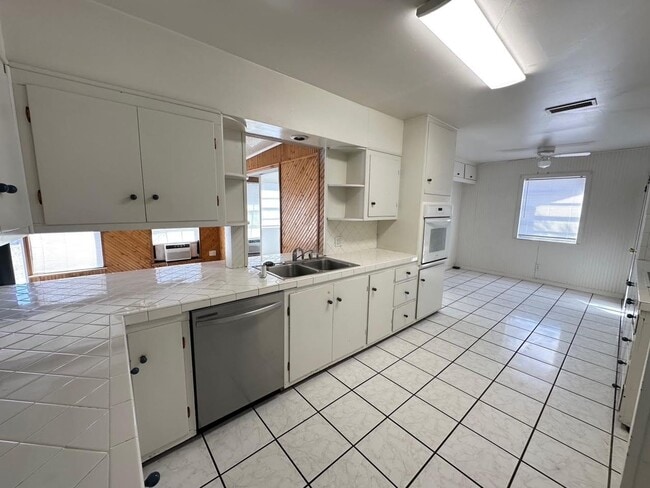 Building Photo - 4 Bed 2.5 Bath!