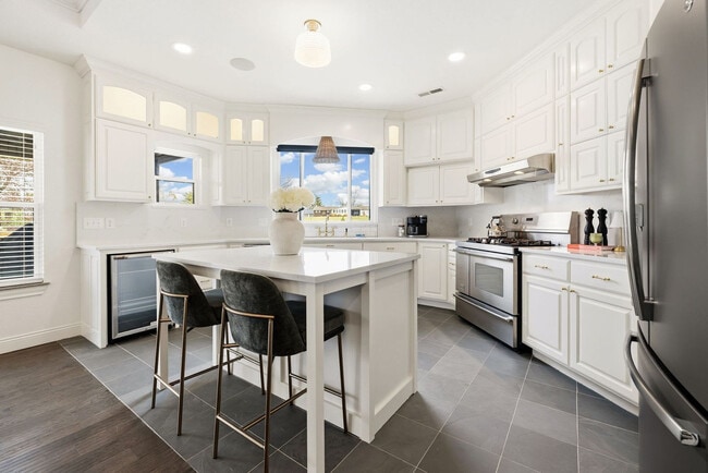 Building Photo - 802 NW D St