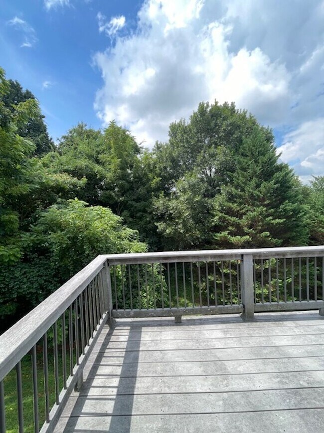 Building Photo - City of Maryville 1 bedroom with garage Call Ed Johnson 865-924-5045 or Debra Johnson 865-591-8281