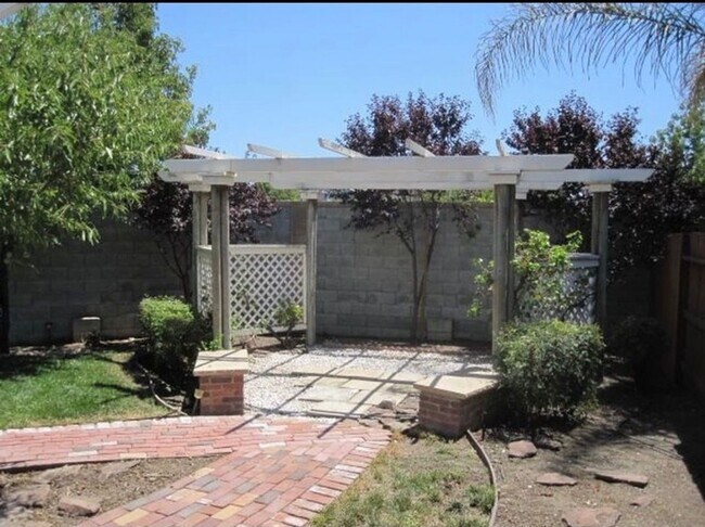 Building Photo - Close to freeway and shopping
