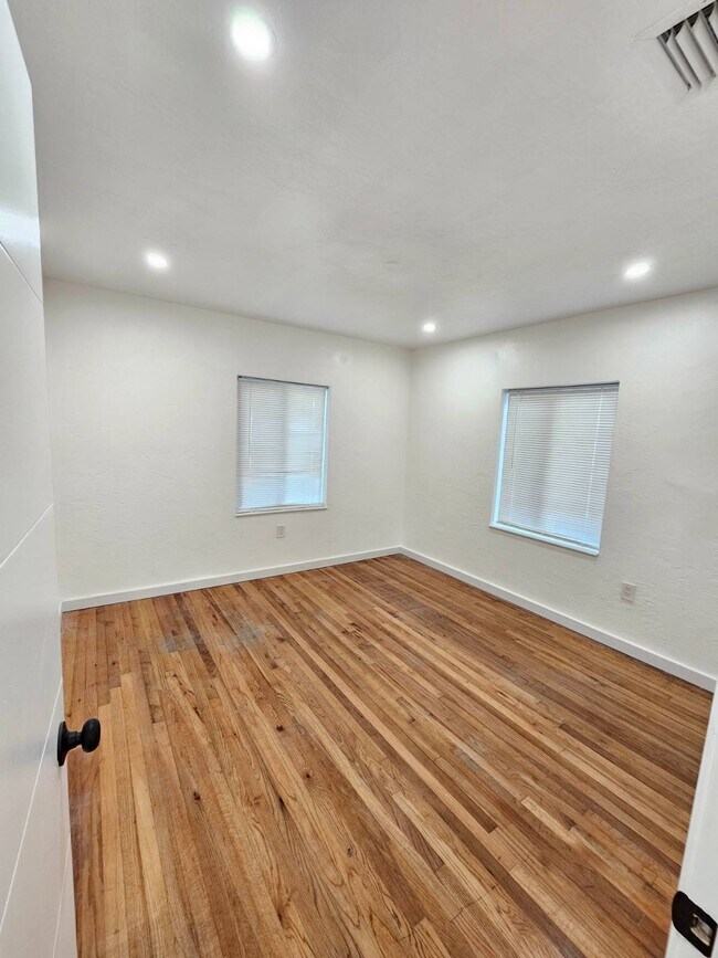 Building Photo - 300 SW 38th Ct