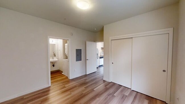 Building Photo - First Floor Front Facing Vibrant Stylish O...
