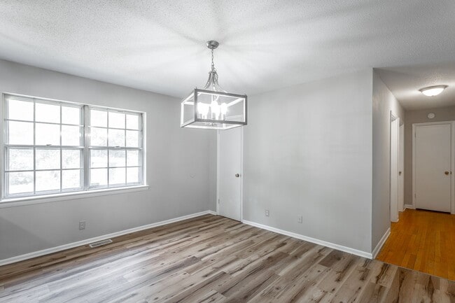 Building Photo - 3 Bedroom Home Close to All
