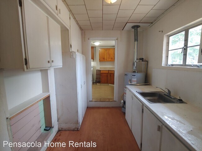 Building Photo - 3 br, 1 bath House - N. 62nd. Ave 726
