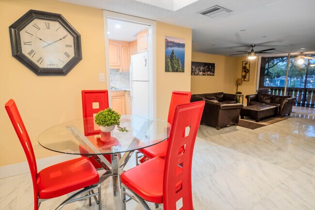 Building Photo - 3710 Inverrary Dr