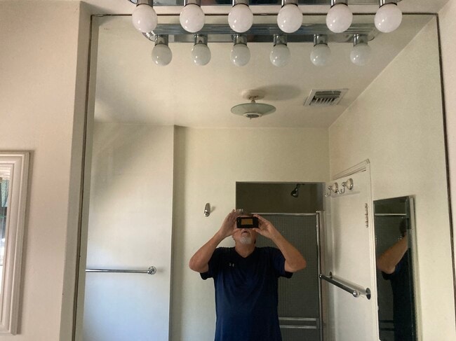 Big Mirror & lots of light options - 4454 Laurelgrove Ave