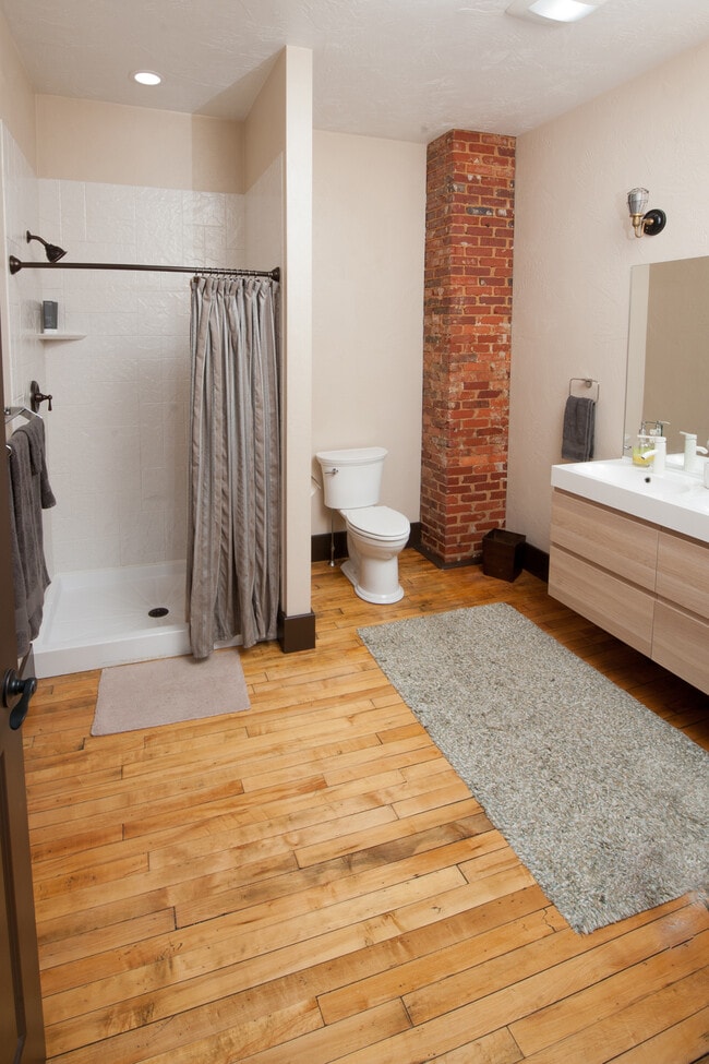 Building Photo - 2101 Beale Ave