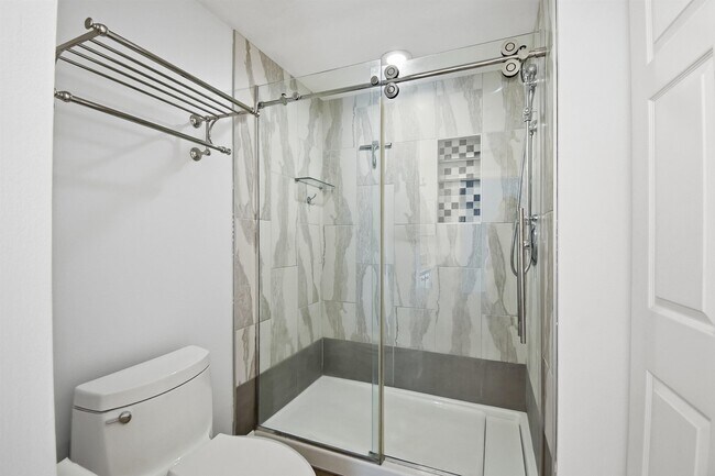 Building Photo - 2005 Mariposa Vista Ln