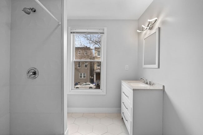 Building Photo - 283 Chelsea St