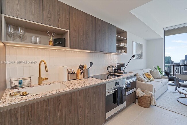 Building Photo - 601 NE 1st Ave