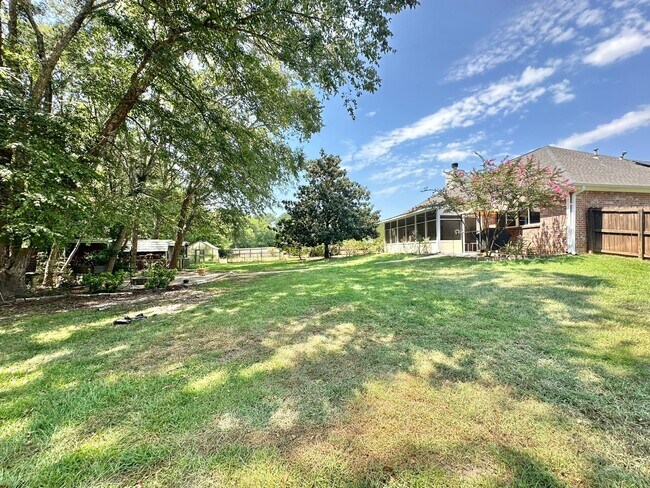 Building Photo - Tour Today! Show Stopping Home in Flint!