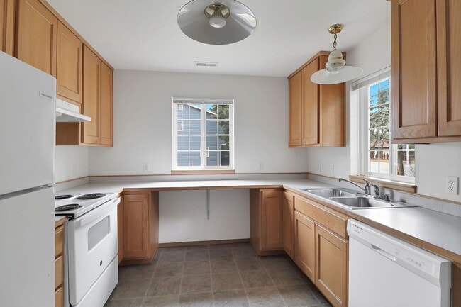 Building Photo - 732 NW Paragon Pl