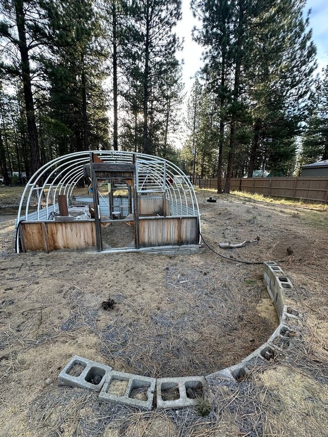 Building Photo - Adorable home in La Pine area, 1.5 acres fully fenced!!