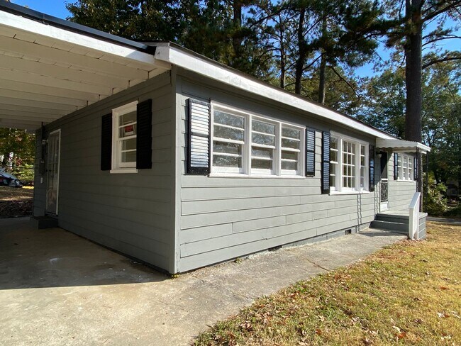 Building Photo - 3 Bedrooms, 1 Bathroom - Home in West Rome!