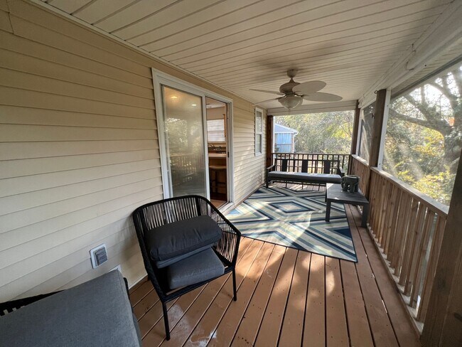 Building Photo - 2 Bedroom 2.5 Bath Furnished Townhome in Beresford Commons