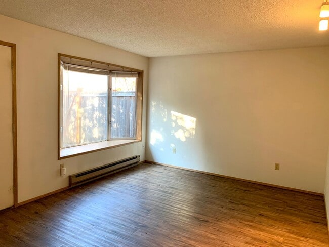 Building Photo - Spacious 2 Bedroom Condo - Located Near Seattle University