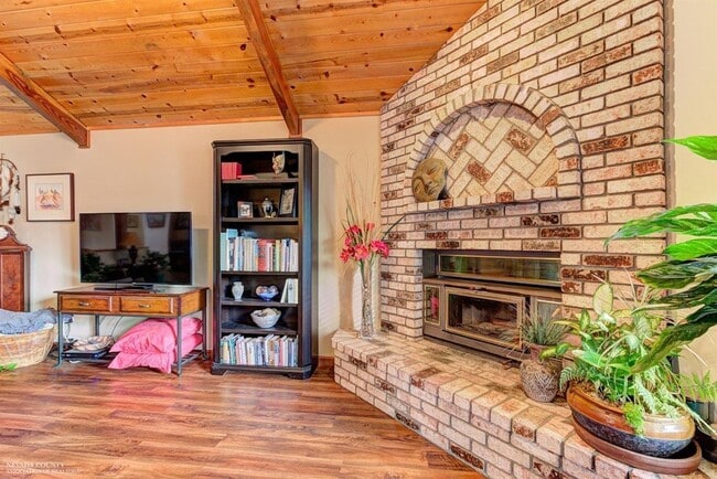 Building Photo - Beautiful 3 bedroom, 3 bath home in Lake W...