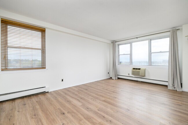 Building Photo - 65 Glenbrook Rd