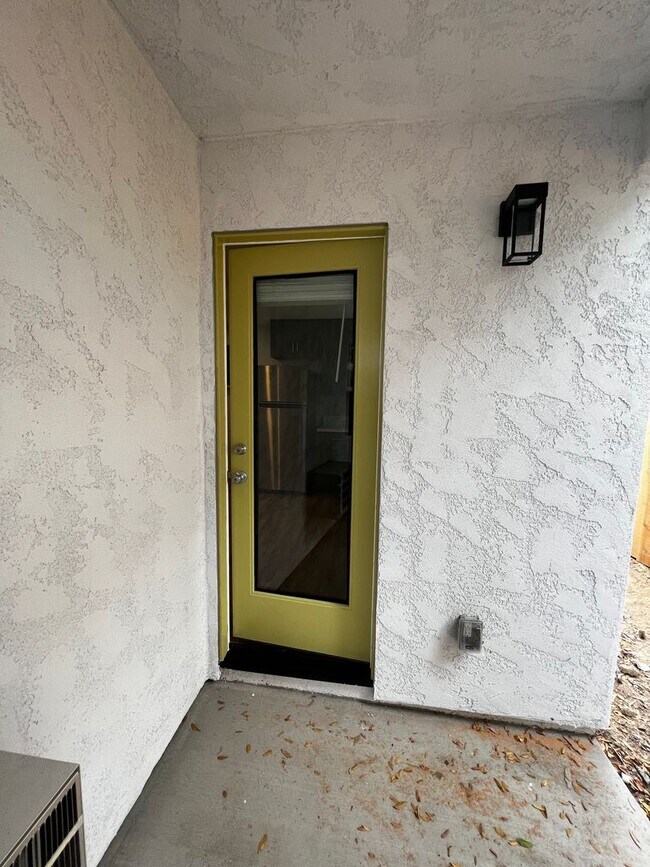 Building Photo - 4 bed 4 bath home - with personal AC in ea...