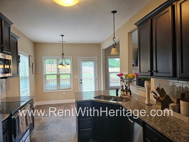 Building Photo - Gorgeous 3 bd / 2 bath / Attention to Deta...