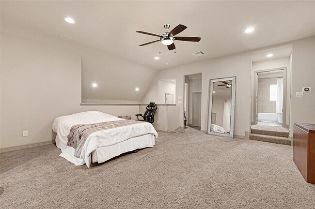 Building Photo - 1531 Woodbend Park S