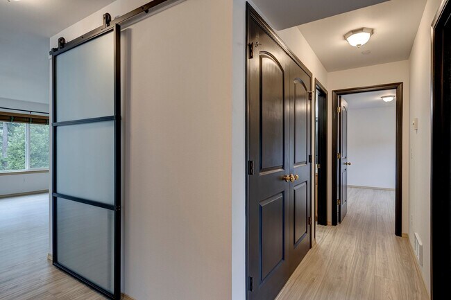 Building Photo - Updated 2 Bedroom 2 Bath Condo near Ft. Nu...