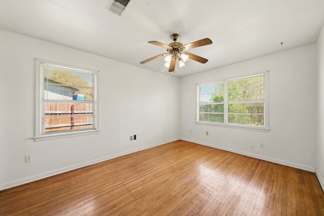 Building Photo - 602 N Circle Dr